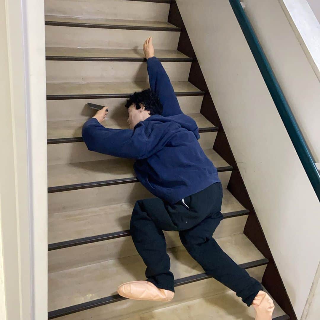 KEN KAGAMIさんのインスタグラム写真 - (KEN KAGAMIInstagram)「昨晩は先輩と久々の飲み会だったらしく　　帰って来ないと思ったら階段で寝てました、」10月21日 6時44分 - kenkagami