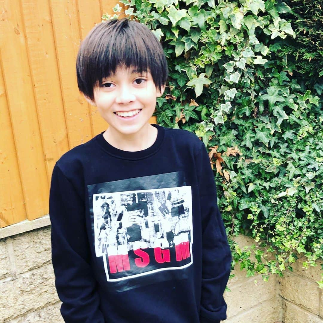 Hyuさんのインスタグラム写真 - (HyuInstagram)「あと3日で学校が休みになる😊 . . . . #イギリス生活　#ハーフターム　#学期の中休み  #キッズファッション　#msgmメンズ  #ハーフキッズモデル　#日英ハーフ　#ハーフ男子　#レプロ　#Hyu」10月21日 6時46分 - ___h_y_u___