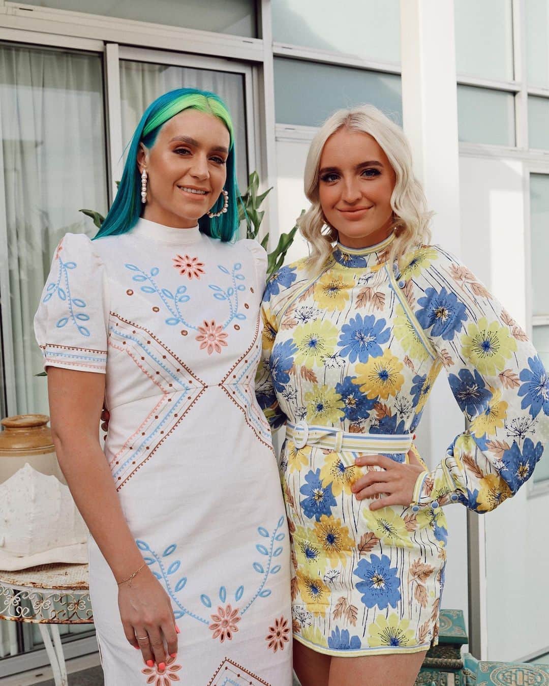シェパードのインスタグラム：「Gearing up for the weekend. It’s going to be a good one 🎉🎉  . Amy + Emma wearing: @alicemccallptyltd」