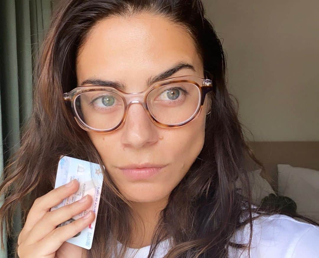 ロレンザ・イゾのインスタグラム：「Recuerden que el sufragio es nuestro derecho, nos vemos este Domingo. Les dejo información de @servel.chile pueden usar sus redes sociales aparte del call center para las preguntas que tengan. Les dejo también la amistosa y clara explicación de la tremenda @historiadicta acá:  El 25 de octubre en Chile hay un plebiscito donde votaremos “APRUEBO” o “RECHAZO” para una nueva constitución. -       Si gana el apruebo, Chile iniciará un proceso en el cual se creará una nueva constitución. -       Si gana el rechazo, Chile decide quedarse con la constitución actual. -       En el plebiscito también se decidirá a través de cuál método se creará la nueva constitución. Las opciones son “Convención Mixta” (la constitución la creará un grupo que se compone 50/50: por congresistas y actores electos para ese propósito) y “Convención Constituyente” (grupo 100% conformado por personas electas para el propósito constitucional). -       La constitución no tiene leyes que regulen temas cotidianos, sino el marco dentro del cual se crean las leyes específicas. -       Dado que la constitución es un marco general, lo que se está votando es si deseamos un nuevo pacto social o nos quedamos con el que ya existe. -       Para votar: 1.     Mi carnet puede estar vencido a máximo 12 meses desde la fecha de caducidad.  2.     Debo revisar en servel.cl el número de mi mesa y el centro de votación. 3.     Para el día de las elecciones debo llevar mi mascarilla, alcohol gel, mi carnet y lápiz pasta azul. 4.     El día de las elecciones, al llegar a mi centro de votación habrá un mapa donde podré encontrar mi mesa. 5.     Al localizar mi mesa, me debo poner en la fila guardando la distancia social. Una vez en la mesa debo entregar mi carnet y se me entregará la papeleta. Debo tomar distancia de los vocales y quitarme la mascarillas 3 seg para comprobar mi idéntidad.  6.     Con la papeleta en mano y mi lápiz debo marcar mi voto. 7.     El voto se mete en la caja dispuesta en tu mesa. 8. Si estás en situación de discapacidad es tu derecho tener accesos y recibir la ayuda pertinente. Exígelo a la entrada de tu local. 9. Si no naciste en Chile, pero ya eres ciudadano puedes votar.」