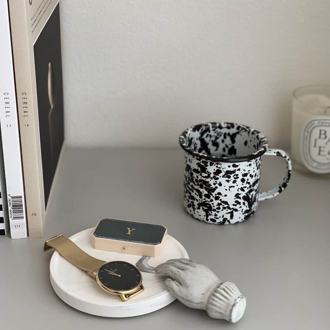 sarasa design storeさんのインスタグラム写真 - (sarasa design storeInstagram)「｜大理石のような雰囲気がおしゃれなコースター⠀⠀ ・⠀⁣⠀⠀⠀ ⁣⁣────────────────────⠀⁣⠀⠀⠀ ⁣⁣・⠀⁣⠀⠀⠀ ●C-TRAY コースター セメント サイズL （マーブルホワイト）⠀⠀ ⠀⠀ ⁣定価：3,080円 (税込) ⁣⠀⠀ ・ ⠀⠀ ○サイズ：径約125mm、高さ約15mm⠀⠀⠀ ○主な材質：セメント⠀⠀ ・⠀⁣⠀ ⠀⠀ ⁣⁣▶お買い物は @sarasa_design アカウントトップから。⠀ ⠀⠀ ・⠀⠀⠀⠀⠀ ────────────────────⠀⠀⠀⠀ ・⠀⠀⠀⠀ セメントに顔料を混ぜて大理石調にしたセメントのコースター。セメントを研ぎあげたマットな質感です。⠀⠀ ・⠀⠀ ────────────────────⠀⠀⠀⠀ ・⠀⠀⠀⠀ 撮影協力： @55____yuuuuki ⠀⠀ ありがとうございました！！⠀⠀⠀⠀⠀ ⁣・⠀⠀⠀⠀ ────────────────────⠀⠀⠀⠀⠀ #sarasadesign をつけて投稿いただいた中からお写真をご紹介する場合がございますので、ぜひ投稿してみてください！！　素敵なお写真お待ちしております！！⠀⠀⠀⠀ ────────────────────⠀⠀⠀⠀ ・⠀⠀⠀⠀⠀ #海外インテリア #コースター #インテリア雑貨 #セメント雑貨 #モノトーン #大理石柄 #おしゃれさんと繋がりたい #カメラ好きな人と繋がりたい #カメラ女子 #時計 #アクセサリー収納 #収納 ⠀⠀ ・⠀⠀⠀⠀⠀⠀ #sarasadesign」10月21日 7時00分 - sarasa_design