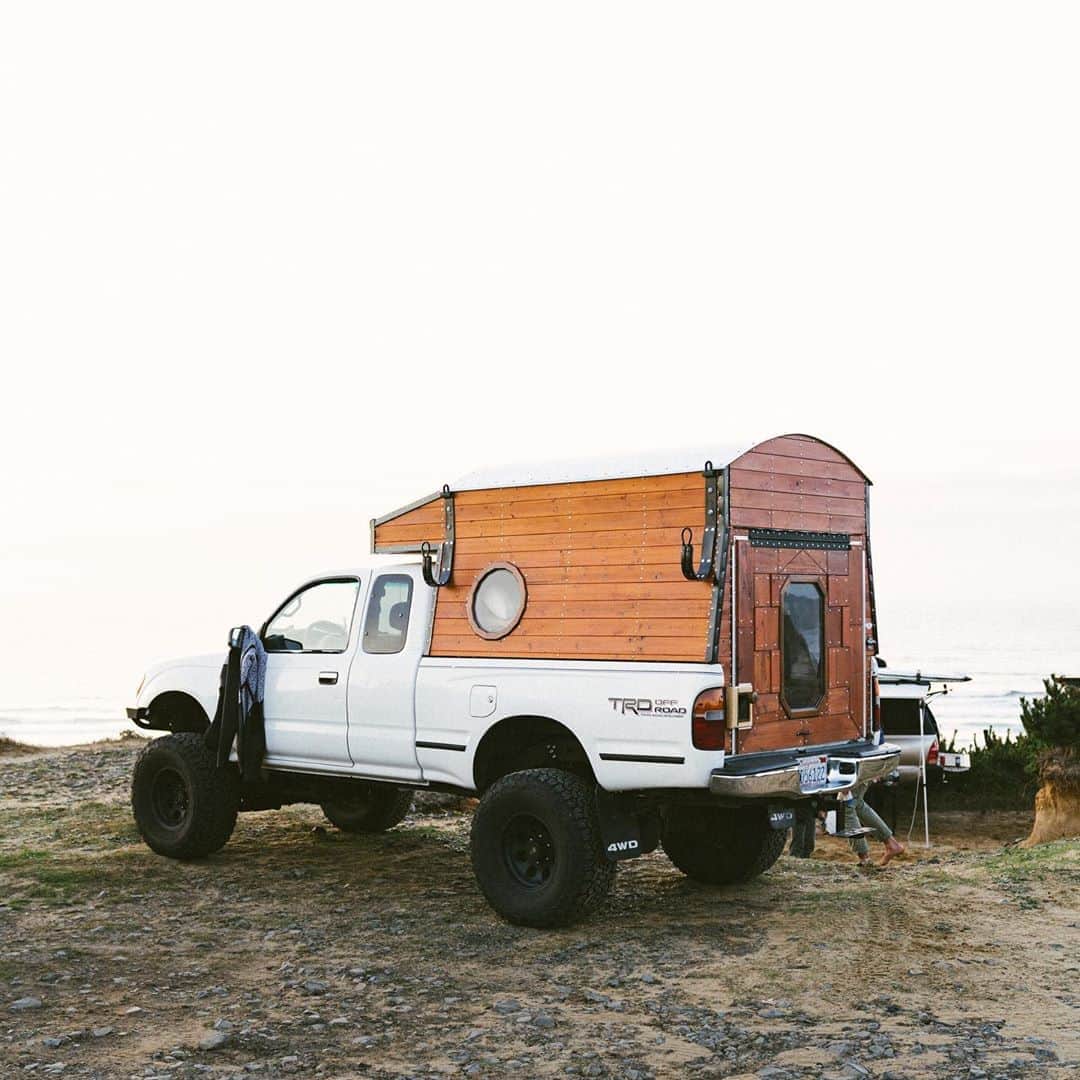 Poler Outdoor Stuffさんのインスタグラム写真 - (Poler Outdoor StuffInstagram)「Quite possibly the quaintest yet capable #adventuremobile ever? It gives us butterflies. Rig by @garrettremde Photo by @bhaleyimage #logcabin #campvibes」10月21日 7時01分 - polerstuff