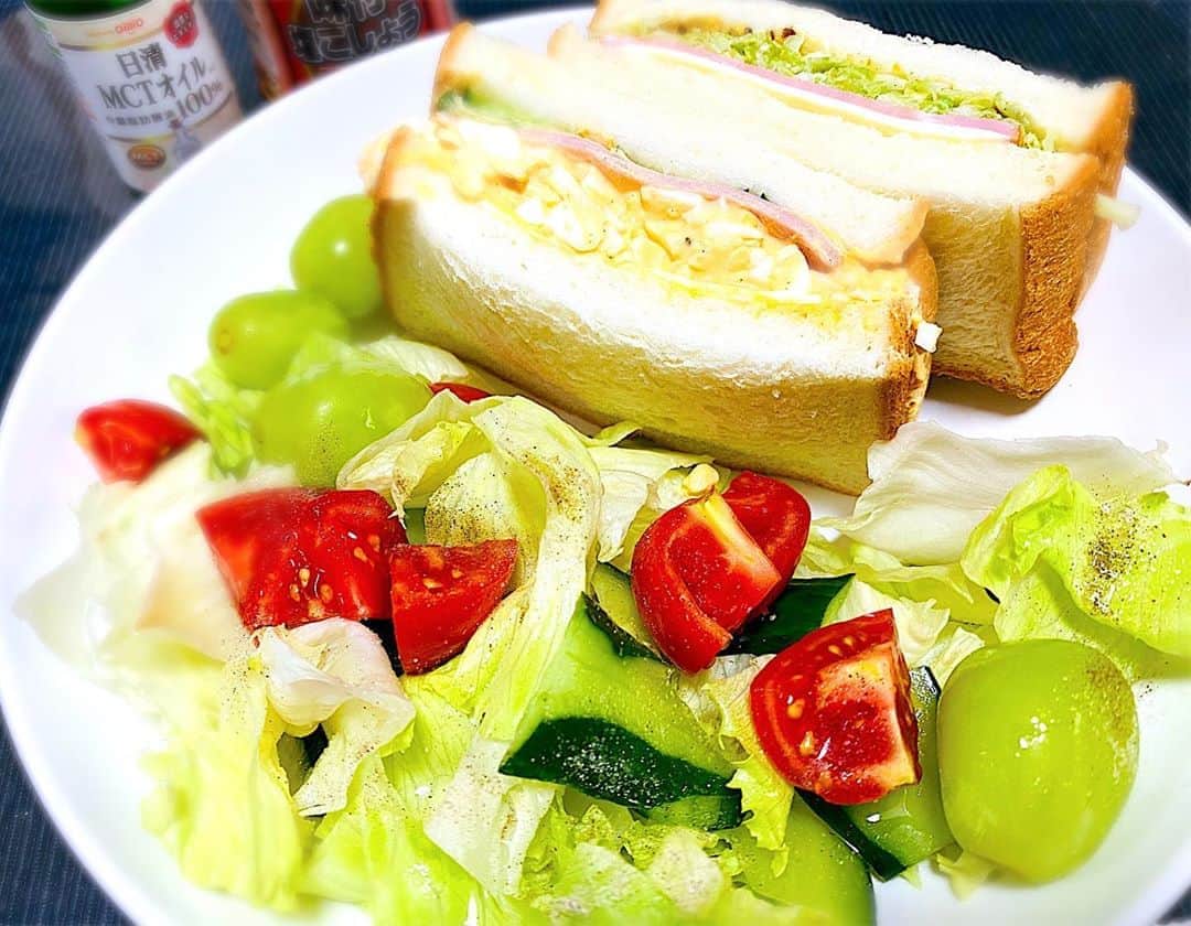 のインスタグラム：「サンドイッチ🥪とシャインマスカット入りサラダ🥗を作りました。ドレッシングは塩胡椒とMCTオイルだけ👌 ヘルシー‼️  #サンドイッチを作った #サラダにmctオイル  #MCTオイル #川﨑麻世 #川崎麻世」