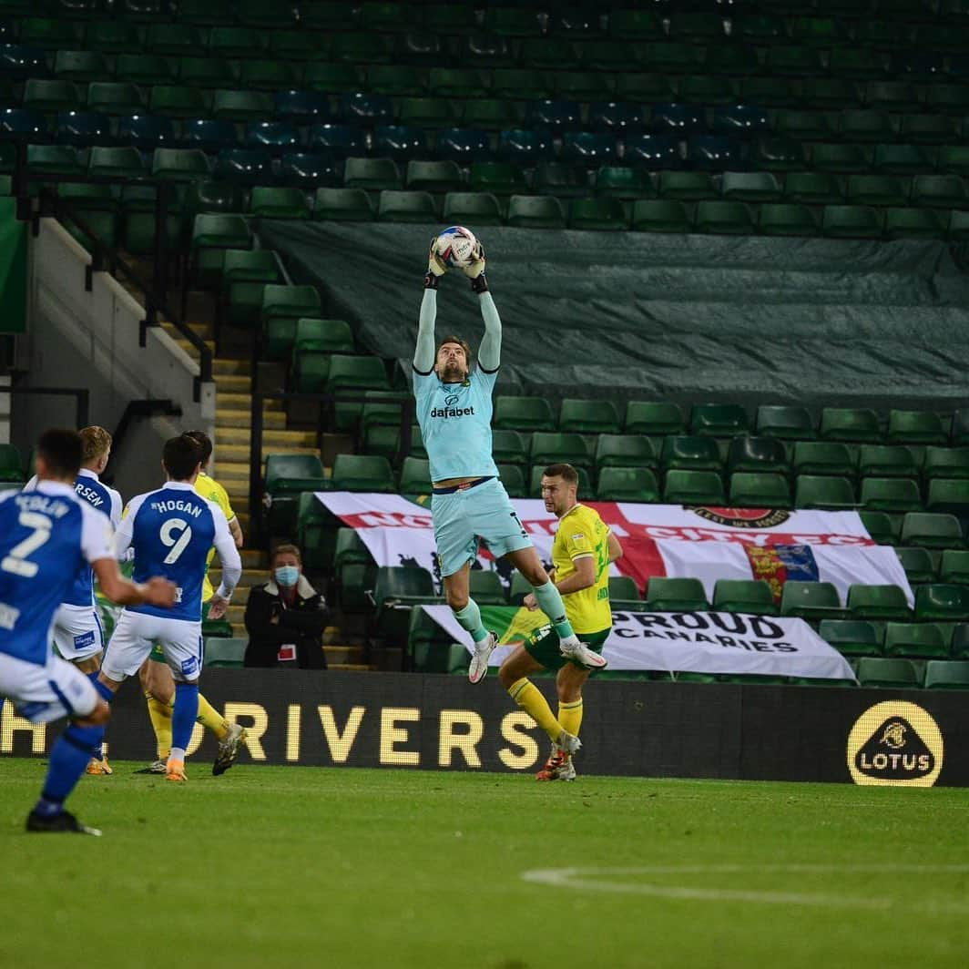 ティム・クルルさんのインスタグラム写真 - (ティム・クルルInstagram)「Another win tonight .. 3 points and a clean sheet..🔰 #ncfc nice goal @vrancy8 💪🏻👌🏻」10月21日 7時13分 - timkrulofficial