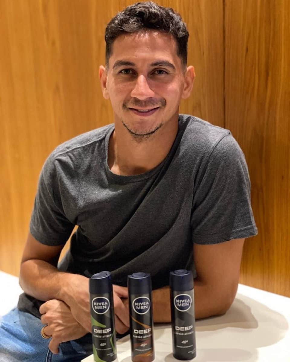 ガンソのインスタグラム：「Fala galera! Eu sempre busco ir além nos meus treinos e jogos. E sabe quem me ajuda ir além no dia a dia? Os antitranspirantes NIVEA MEN DEEP! NIVEA MEN criou a linha DEEP que além de proteger do suor ainda tem 3 opções de fragrâncias de longa duração: Original, Citrus e Amadeirado. São 48h de máxima proteção e você ainda fica cheiroso pra qualquer situação. E você? O que te ajuda ir além? @niveamenbrasil   #VáAlém #NIVEAMENDEEP #publi」