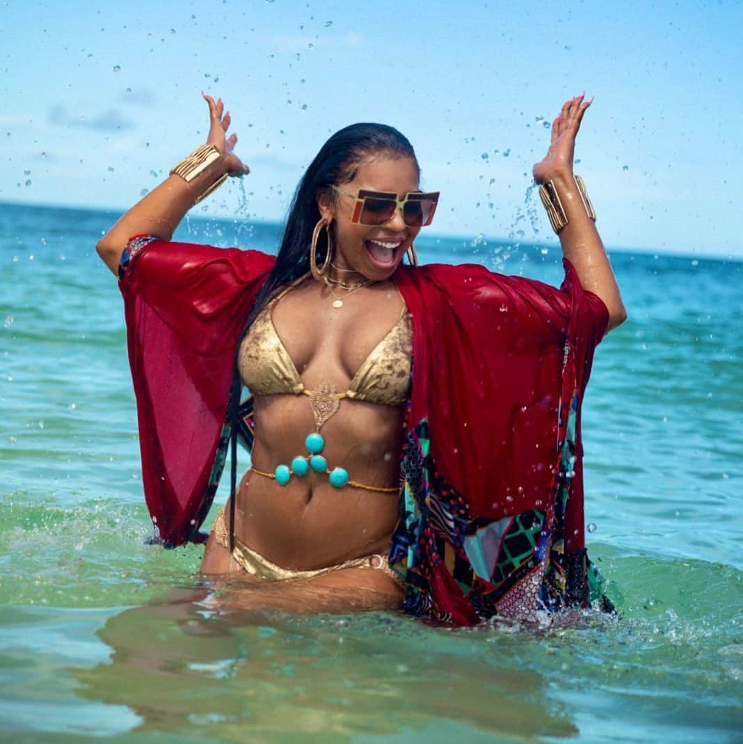 のインスタグラム：「Forever mood 🥳🥳 @bikinicrushswimwear」