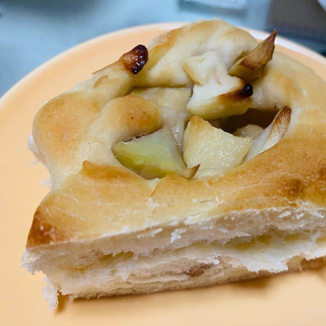 水木一郎さんのインスタグラム写真 - (水木一郎Instagram)「スタッフが焼いてくれたリンゴとさつまいものパイ。 リンゴの甘さとさつまいもの甘さが良い味を奏でて絶妙な組み合わせだZ! #手作りパイ  #リンゴとさつまいものパイ  #水木一郎」10月21日 7時17分 - ichiromizuki