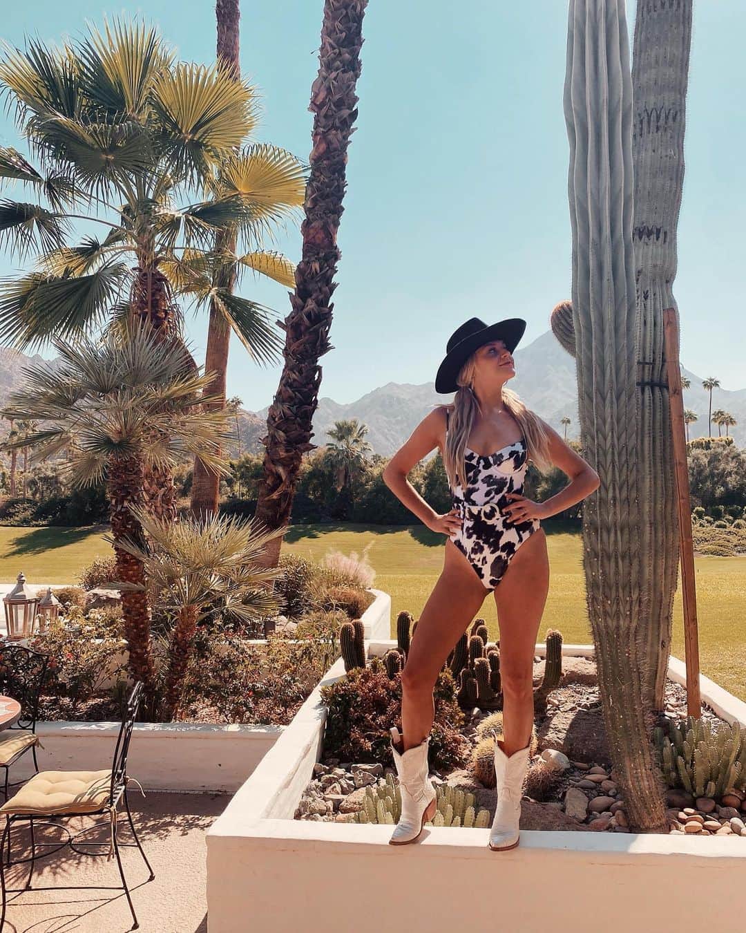 Kelsea Balleriniのインスタグラム：「she’s gone countryyyy look at them boots, she’s gone countryyyy back to her roots 🤠」