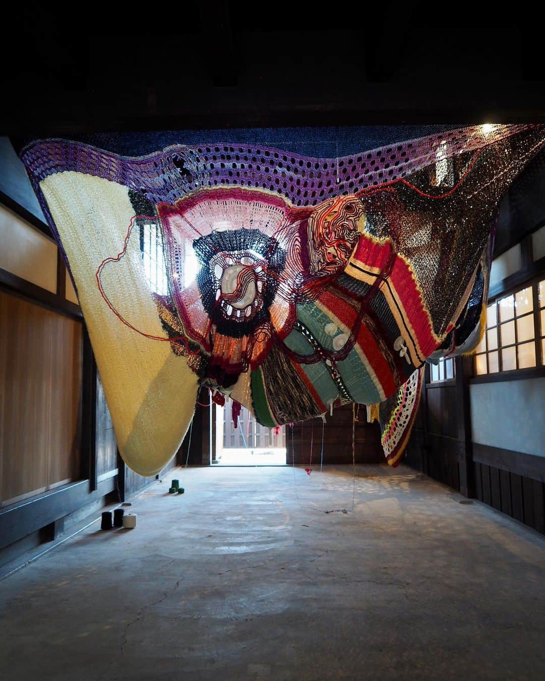 ののさんのインスタグラム写真 - (ののInstagram)「. 先日は2年に1度の国際芸術祭 BIWAKO BIENNALE 2020へ 近江八幡の古民家に展示されていて、古民家の雰囲気ごと楽しめるから好きなの✨ 2016.1018と観てる芸術祭👏 (2年に1度なので)(2001年から始まったらしい) 今年から彦根エリアが増えたそうなので、それは後日観に行こうと思ってる✨ . 写真撮影可、SNS投稿可 作品には触れられません マスク着用 10/10〜11/23 . #琵琶湖ビエンナーレ2020 #BIWAKOビエンナーレ2020  #近江八幡エリア #琵琶湖ビエンナーレ#BIWAKOビエンナーレ#美術館#芸術の秋#現代アート#近代美術#芸術#美術#アート#美術館巡り#滋賀県#滋賀#近江八幡#ポートレート#作品#被写体#秋#東京カメラ部#作品撮り#ワンピース#マスク#fineart#art#portrait#tokyocameraclub#japan #modernart」10月21日 7時28分 - nonoko0309