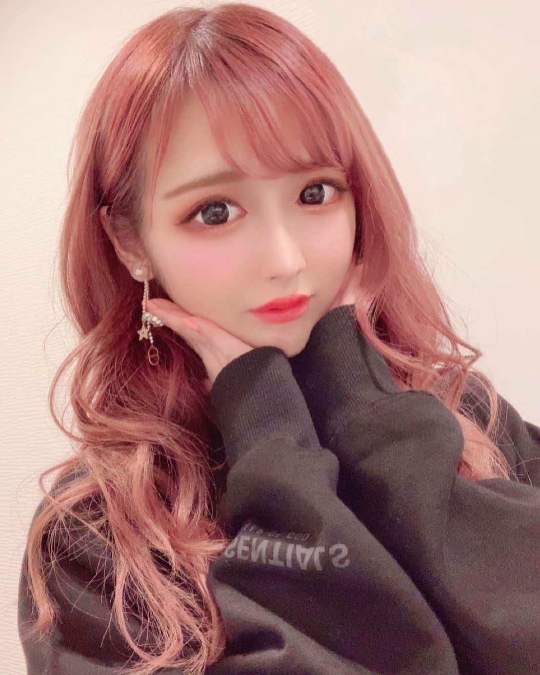 のインスタグラム：「. 髪色明るめのピンクにして頂きました♥︎︎ かわいい。お気に入り🥺💖 . . . . . . @lapis.takuro dmしてね♡ . . #キャバ嬢#キャバクラ#キャバ#ラウンジ嬢#ホスト#北新地#六本木#歌舞伎町#銀座#ミナミ#錦#中洲#すすきの#いいねしてくれた人で気になった人フォロー#フォローミー#いいね返し#フォロー返し#自撮り女子#like4likes#followme」