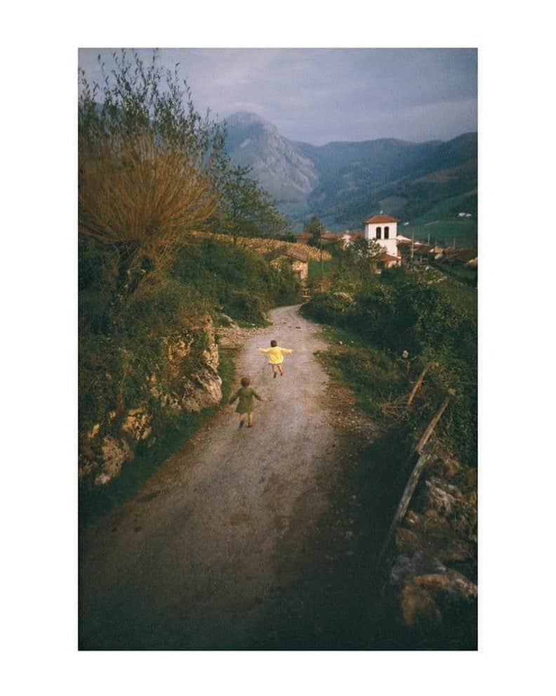 thephotosocietyさんのインスタグラム写真 - (thephotosocietyInstagram)「Photo by @williamalbertallard – Basque Girls Running Home / Behorleguy, France 1967 “As a special offer I’m once again making available perhaps my most beloved vintage image of the two little Basque children skipping their way home. Truly one of my most iconic images, a  large print of it hangs in our dining room in Virginia, reminding me daily of the lovely early evening more than fifty year ago when I saw the two children who seemed to be floating down the road, answering their mother’s call to come home.” Long-time National Geographic contributor @williamalbertallard is offering this print along with others, as part of his annual flash sale. This flash sale print is a 6” x 9” image on a 9” x 11” paper. It is produced with archival ink on archival watercolor paper and signed with graphite pencil on the front border. It is a perfect gift for a young aspiring photographer or anyone who loves photography. To see more, visit www.williamalbertallardflashsale.com or visit @williamalbertallard and click on the link is bio. #basque #children #france #filmphotography」10月21日 7時32分 - thephotosociety