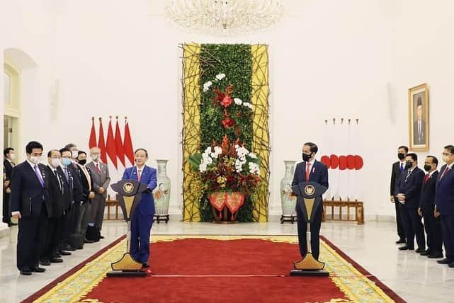 菅義偉さんのインスタグラム写真 - (菅義偉Instagram)「ジョコ大統領との会談では、ＡＳＥＡＮが自由で開かれたインド太平洋を実現するための要であり、日本がこの地域の平和と繁栄に貢献することを主導するという意思を強調しました。 　コロナ対策に関する協力、ビジネス関係者の往来再開の確認、インフラ協力や経済強靭化に向けた協力、安全保障・防衛協力の更なる具体化で一致しました。 　「自由で開かれたインド太平洋」の推進、南シナ海問題、北朝鮮情勢などの地域情勢についても意見を交わしました。戦略的パートナーであるインドネシアと、一層の協力を推進していきます。  #ASEAN #自由で開かれたインド太平洋 #インドネシア #indonesia」10月21日 7時34分 - suga.yoshihide