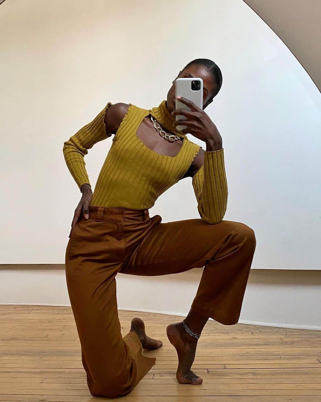 WHO WHAT WEARさんのインスタグラム写真 - (WHO WHAT WEARInstagram)「Bolero, shrug, whatever you want to call it—this "barely-there" sweater trend has moved me to my core. Think of it as sleeves that you can layer with just about anything. Tap our link for more ways to wear the cool knit trend. #HighlyDocumented photos: @chainkyr, @sofiamcoelho, @champagnemani」10月21日 7時37分 - whowhatwear