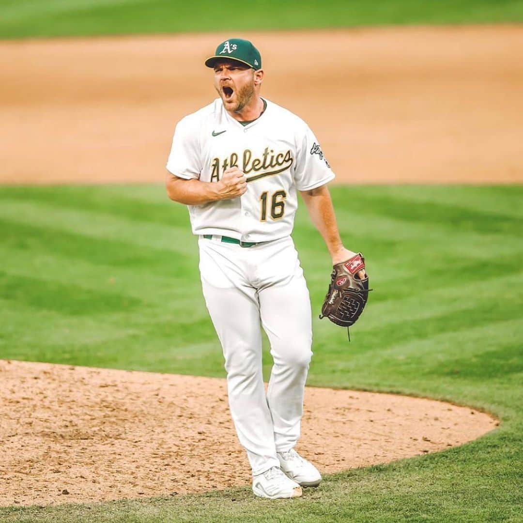 オークランド・アスレチックスさんのインスタグラム写真 - (オークランド・アスレチックスInstagram)「He may pitch last, but he’s definitely not least. Congrats to @hendriks_31 on being a finalist for MLB’s AL Reliever of the Year presented by The Hartford! #RootedInOakland」10月21日 7時38分 - athletics