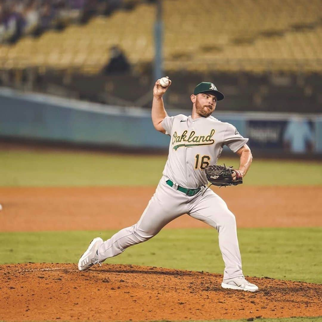 オークランド・アスレチックスさんのインスタグラム写真 - (オークランド・アスレチックスInstagram)「He may pitch last, but he’s definitely not least. Congrats to @hendriks_31 on being a finalist for MLB’s AL Reliever of the Year presented by The Hartford! #RootedInOakland」10月21日 7時38分 - athletics