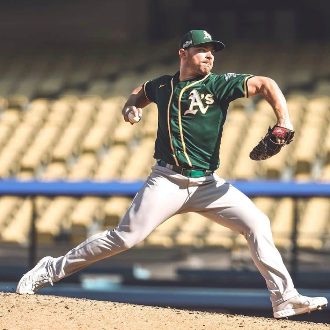 オークランド・アスレチックスさんのインスタグラム写真 - (オークランド・アスレチックスInstagram)「He may pitch last, but he’s definitely not least. Congrats to @hendriks_31 on being a finalist for MLB’s AL Reliever of the Year presented by The Hartford! #RootedInOakland」10月21日 7時38分 - athletics