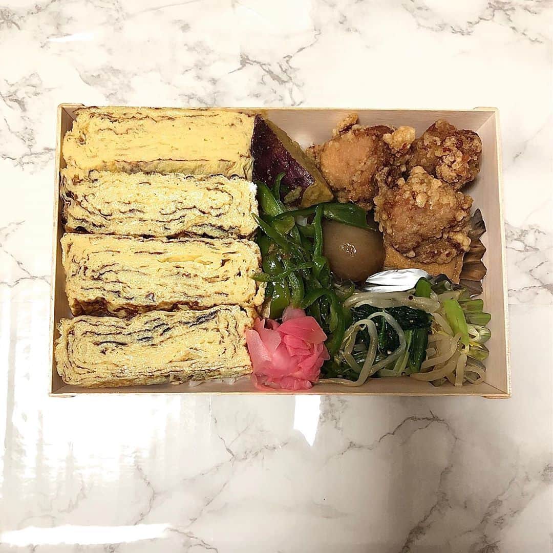 みのり(26)＠東京 ダイエットのインスタグラム：「. . . #親子弁当 . . 卵焼きと、唐揚げで、親子（´・ω・`） . . #ごはん屋米米 さん。 . . なんと斬新なタマゴヤキ！ . . . さて、今日も一日お仕事がんばろう。 ごちそうさまでした💓 . . . ◉ライザップ公認の紹介アンバサダーです。 〜紹介特典で、お安く入会できます〜 . ▶︎全国どの店舗でもOK ▶︎カウンセリング予約前にご連絡ください . 📺RIZAP TVCM出演 🏅RIZAP BMG ファイナリスト2017.2018 . #お弁当 #lunch #弁当 #お昼ごはん #テイクアウトグルメ #おべんたぐらむ #グルメスタグラム #グルメ女子 #食べるの好きな人と繋がりたい #ロケ弁 #仕出し弁当 #ケータリング #キッチンカー #デリバリー #グルメ好きな人と繋がりたい #東京 #配達弁当 #お弁当部　#卵焼き #だし巻き卵 #egg #卵」