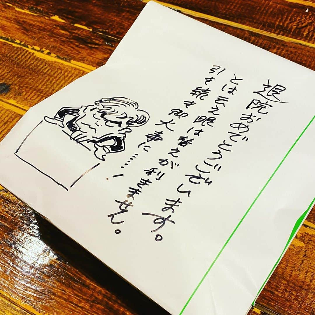 松尾貴史さんのインスタグラム写真 - (松尾貴史Instagram)「昨日は朝から毎日新聞の「ちょっと違和感」原稿、途中で渋谷のNHKに行き「トーキング・ウィズ・松尾堂」の二本録り、1本目は料理研究家の柳原尚之さんとタレントの小島よしおさんゲスト、2本目までの合間にスタジオの片隅を借りて原稿を仕上げた瞬間にゲスト、日本画家・千住博さんが到着、コロナ禍でニューヨークから帰国の大変さをうかがいつつ、リモートで水墨画家で小説家の砥上裕將さん、加藤紀子さんと録音を終え、下北沢「般ﾟ若（パンニャ）」で園山真希絵さんとのコラボ撮影を。終わったところで店長が「坂本頼光さんからの預かり物が」と。  ありがとうございます。 これは効きそう！  しかし、さらさらっと達者な絵をさりげなく描く天才恐るべし。  #毎日新聞 #ちょっと違和感 #ニッポンの違和感 #違和感のススメ #nhkfm #トーキングウィズ松尾堂 #nhk #松尾堂 #日本画 #千住博 #水墨画 #砥上裕將 #線は僕を描く #加藤紀子 #パンニャ #デペイズマンショウ #園山真希絵 #柳原尚之 #小島よしお #youtube #curry #咖哩 #カレー #spice #スパイス #カレーくねくね #松尾貴史」10月21日 7時40分 - kitsch.matsuo