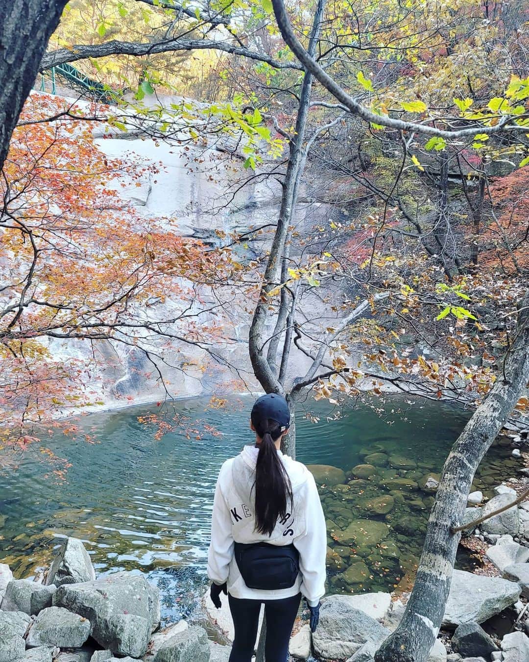 イ・シヨンさんのインスタグラム写真 - (イ・シヨンInstagram)「#명성산 #등룡폭포 진짜 영롱하고 예뻤던 등룡폭포💙 명성산은 이게 같은산인가..싶을정도로 명소가 많다.😊 명성산의 메인은 지금바로 가을!🍁🍂억새밭이지만!! 등룡폭포도 비교할수없을 만큼 멋지다😍🙏❤」10月21日 7時59分 - leesiyoung38