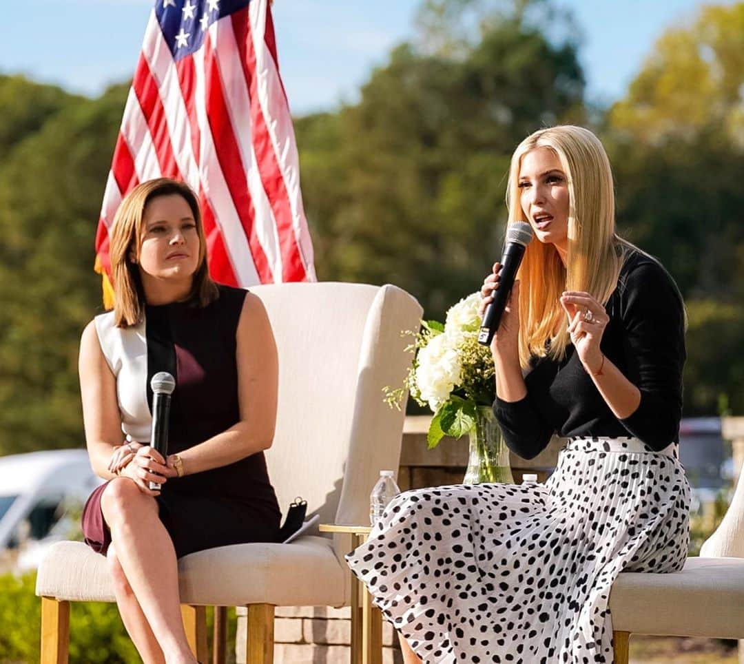 イヴァンカ・トランプさんのインスタグラム写真 - (イヴァンカ・トランプInstagram)「We ❤️ North Carolina!  Thank you for the warm welcome Raleigh!」10月21日 7時52分 - ivankatrump