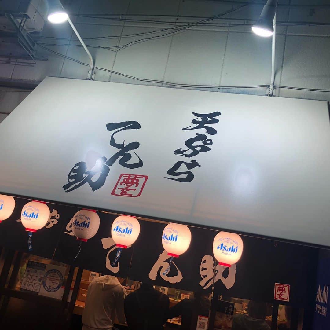 西田直斗さんのインスタグラム写真 - (西田直斗Instagram)「堺魚市場にある天ぷらてん助さんに連れて行っていただきました！ 前からインスタ等で見ていてずっと行ってみたかったお店です。 市場にあってまず雰囲気が最高でした＾＾ それに天ぷらも全部美味しかったです！！ 締めの卵かけ御飯も最高でした！！ おかげさまでお腹いっぱいになりました^ - ^ 一度は絶対に行くべきです👍👍 全て最高です！！ #堺魚市場天ぷら#てん助#最高 #西田直斗#天ぷら#絶品#ご馳走さまでした#感謝#いつもありがとうございます」10月21日 7時54分 - n.n.n.na_oto