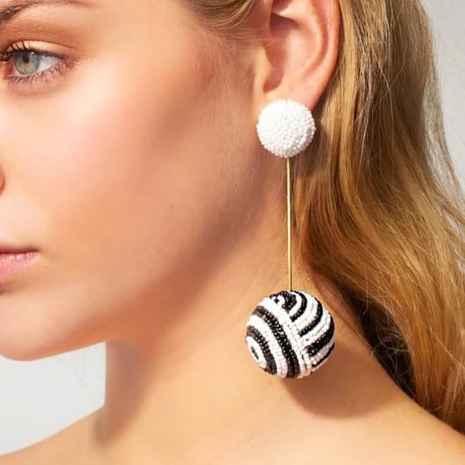 のインスタグラム：「The Aria in graphic black and white. Hand beaded orbs are suspended by a liquid gold chain. #chic, #sachinandbabi, #statementearring」