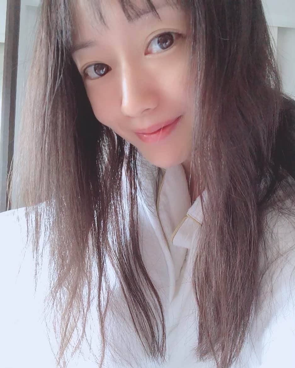 のインスタグラム：「Good morning🌅☺️✨  ☕️❣️  #おはようございます 髪の毛#ボサノバ #morning #🌅  #吉山りさ #ホットアイマスク したら秒で寝ました😴 #フリーモデル #フリーランスモデル #me #instalike #アラフォーママ #モデル #model #Japanese #バスタオル女子 #バスタオルモデル #温泉 #温泉ソムリエ #お酒 #お風呂 #温泉モデル #温泉女子   #パジャマ #nightwear #beer  #おはようございます 🌈☺️❣️」