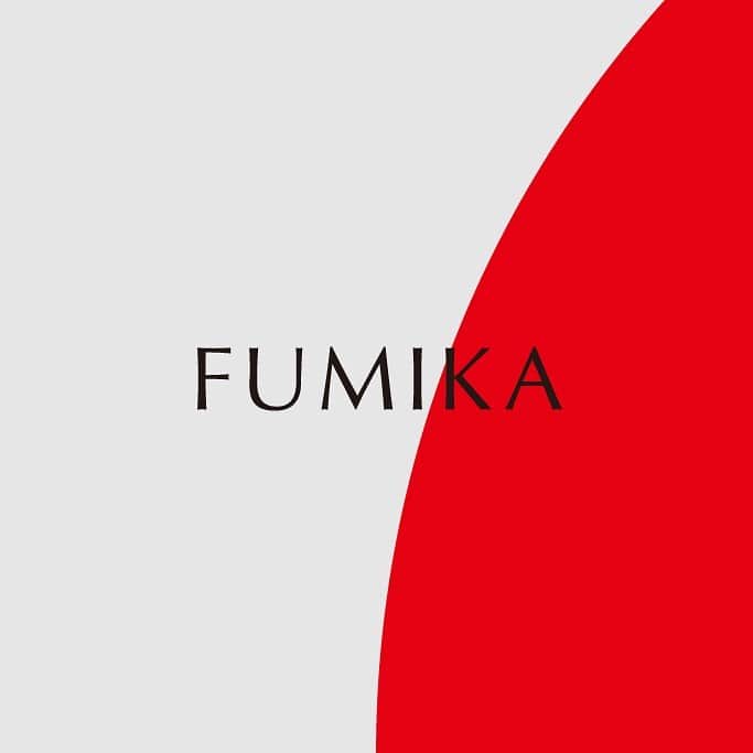 のインスタグラム：「、 、 🌸京から、肌咲く。🌸 、 FUMIKA30秒スキンケアセミナー 、 #fumika_kyoto22 肌のお悩みのお手入れ方法を知ろう！ 、 皆さんの中にも乾燥肌（＃fumika_kyoto14）で悩まされている方は、多いかもしれません。ではこの乾燥はどのようにして起きるのかなぁ🤔？ 潤い💧をキープする働きがあるのは角質層（＃fumika_kyoto10）です。 ちょっと難しい話になりますが、寝ないでね🥱💤🚫 、 この角質層にあるＮＭＦ（天然保湿因子）、細胞間脂質と角質層表面にある皮脂膜によって潤い💧はキープされています。 、 ・ ＮＭＦとは、角質細胞内で水分を保つ働きがあるもの ・ 細胞間脂質とは、角質細胞同士をくっつける接着剤みたいなもの ・ 皮脂膜とは、肌表面を覆って水分の蒸発を防ぐ油の膜 、 様々な要因でこの３つの働きが低下することで水分が維持できなくなり、乾燥肌になってしまいます😭。 、 いわゆるＮＭＦ、細胞間脂質、皮脂膜は、乾燥から肌を守る三銃士⚔ですね😊  #fumika_kyoto #スキンケア #美肌ケア #肌ケア #肌荒れ #ナチュラルコスメ #オーガニックコスメ #クレンジング #洗顔 #化粧水 #乳液 #美容液 #敏感肌 #乾燥肌 #美容 #美意識 #ビューティー #基礎化粧品 #京野菜 #エステ #京都 #伏見 #日本酒 #kyoto #japanesecosmetics #skincareproduct」