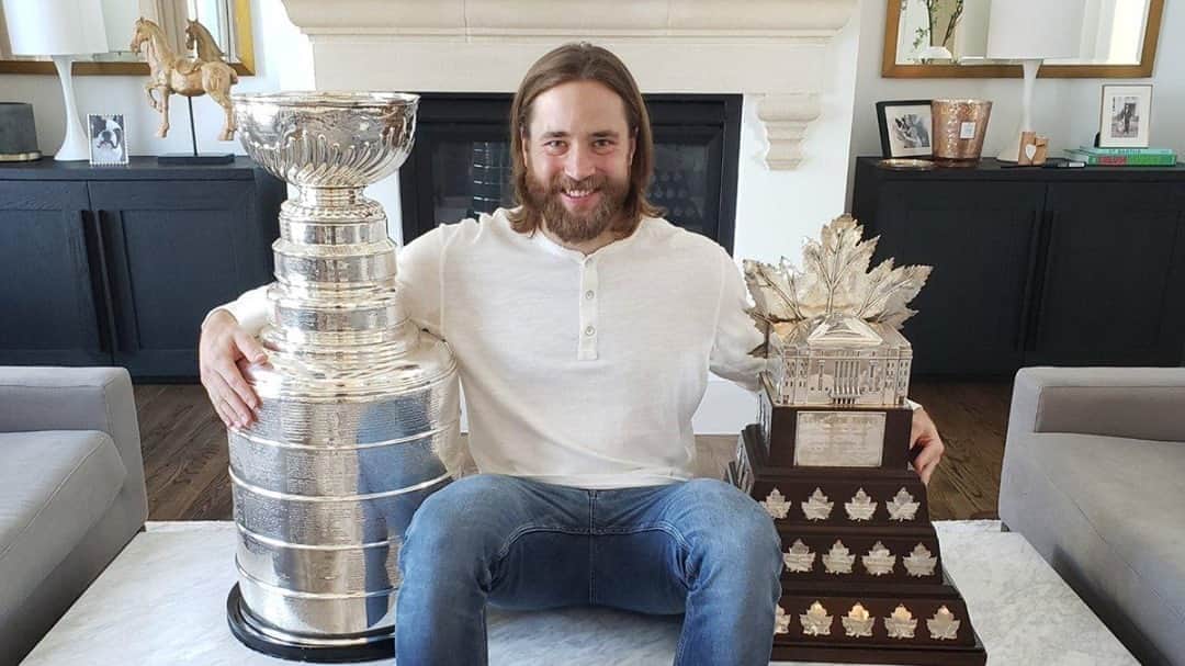 NHLさんのインスタグラム写真 - (NHLInstagram)「Victor Hedman and two of his best friends smiling for a photo. 😁  (📸: TW/HockeyHallFame)」10月21日 8時06分 - nhl