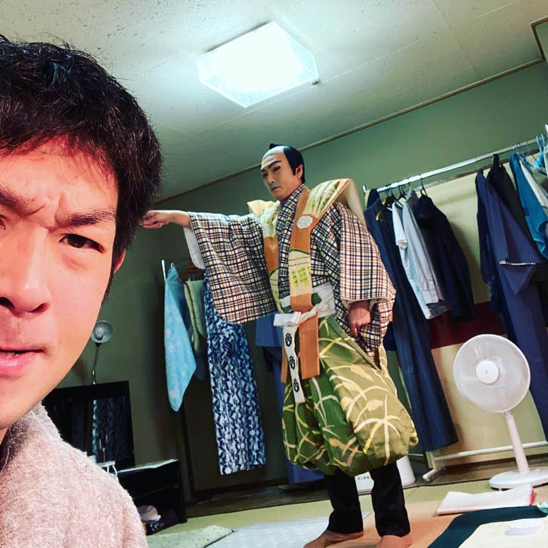 坂東亀三郎さんのインスタグラム写真 - (坂東亀三郎Instagram)「こんピコ。﻿ ﻿ ﻿ ﻿ ﻿ ﻿ 題:﻿ 「またまた・仕事が終わった人と、これからの人」﻿ ﻿ ﻿ ﻿ ﻿ ﻿ #歌舞伎 #音羽屋 #歌舞伎役者﻿ #亀蔵 #坂東亀蔵 #三代目﻿ #彦三郎 #坂東彦三郎 #九代目﻿ #歌舞伎部 #otowayabando﻿ #歌舞伎大好き #KABUKI﻿ コメントはお気軽に📝﻿ ランダムに返信しまっせ✍️」10月21日 8時35分 - otowayabando