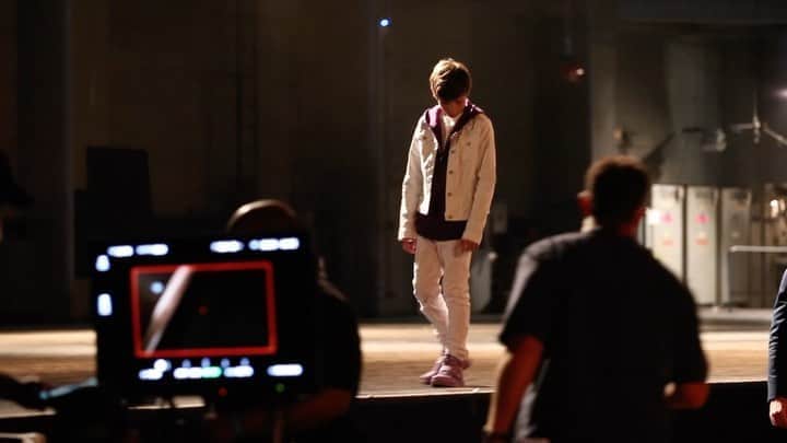 Alfredo Floresのインスタグラム：「Lonely behind the scenes live now 🎬 link in bio」