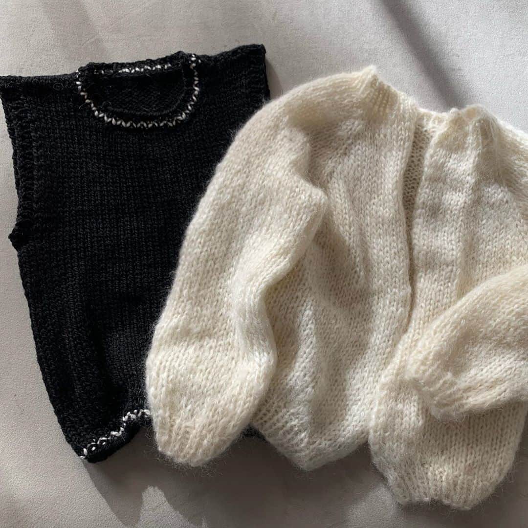 大塚良子さんのインスタグラム写真 - (大塚良子Instagram)「Beautiful hand knitted knits arrived from Denmark @vrang_forestillinger 💕 appreciating slowly handmade and they warm my feelings even better🧶  オーダーしてた素敵な手編みのニット。 食べる物も着るものも作り手の顔やコンセプトを知る事でより気持ちを温めヘルシーにで居られる気がします。  マンハッタンに住んでると街の喧騒も多く 特に今は例年以上に感じるそれを持ち帰らず、 ゆっくりヨガをしたり 家の中や食べ物、身に纏うものを整えることで家族皆んなが心地良く過ごせるようにする日々♪」10月21日 8時34分 - ryokokonami