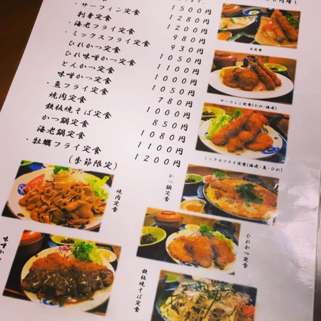 西山茉希さんのインスタグラム写真 - (西山茉希Instagram)「レストランサーフィン。 なんてこった。 入店と同時に、大好きでした。  #はじめましてのお店 #きゅんです #昭和の香りがハグしてくれる #通いたい #帰りたい  ハジから制覇したいメニュー。 メロンソーダって見てるだけで幸せくれる。  #グリーンだよ #ぐんもです」10月21日 8時29分 - maki.nshiyama50