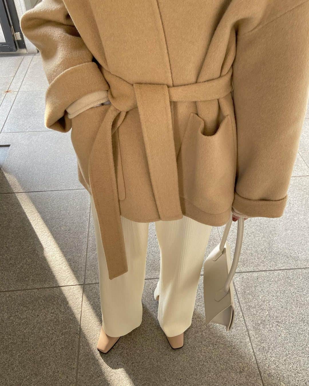 i am aiのインスタグラム：「あったかhandmade half coat🧥🤍 ㅤㅤㅤㅤㅤㅤㅤㅤㅤㅤㅤㅤㅤ ㅤㅤㅤㅤㅤㅤㅤㅤㅤㅤㅤㅤㅤ 本日から再入荷しますよー!! 今年着てもやっぱり可愛くて◎🦙🦙 昨年から愛用中のコートですが気崩れもなく綺麗な状態です。ナチュラルなゆったりオーバーシルエットが本当に絶妙で... 綺麗なたっぽりシルエットを是非味わっていただきたいです🥰 ㅤㅤㅤㅤㅤㅤㅤㅤㅤㅤㅤㅤㅤ」