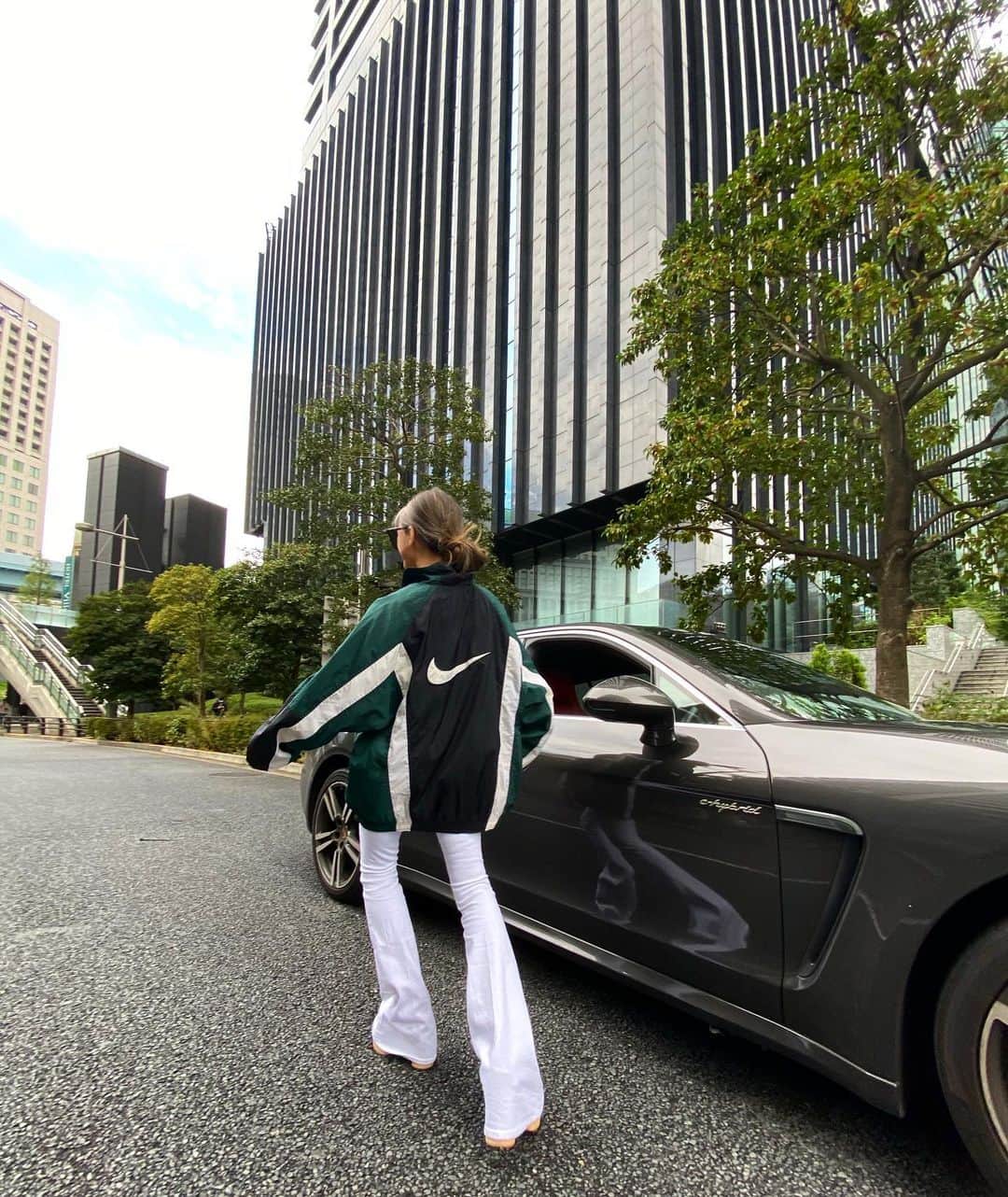 のインスタグラム：「Good morning ☀️ Tokyo drive before the trip ❤︎ 晴れってだけでテンションがあがるね✨ 秋はごはんがおいしくて毎日幸せ🤤大好き‼︎ 今日も1日happyに生きよう💕フレアパンツ大好物💕 #autumn #秋　#テンション上がる #秋晴れの青空」