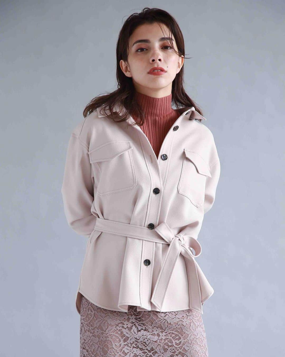 cdec_official Aesthetic Senseのインスタグラム：「. 2020 WINTER New ARRIVAL . . 肌なじみの良いベージュのグラデーションコーデ。ウーリーなジャケットに繊細なレースのタイトスカートを合わせた異素材合わせのコーディネートは立体的な着こなしが叶います。インナーと小物でアクセントを加えるとさらにおしゃれ度がアップします . . .  #クードシャンス #2020秋冬 #WINTER #冬コーデ  #WINTERFASHON #トレンド #華やかコーデ　#カジュアルコーデ  #細見え #着回しコーデ  #着回し #大人カジュアル #休日コーデ #ファッション  #大人コーデ  #大人コーディネート #今日のコーデ #今日のコーディネート #お洒落さんと繋がりたい #お洒落さんとつながりたい #ファッション好きな人と繋がりたい #大人女子 #大人女子コーデ #リモートワーク#おしゃれコーデ#リラックスコーデ #ジャケット #ジャケットコーデ #ジャケットスタイル」