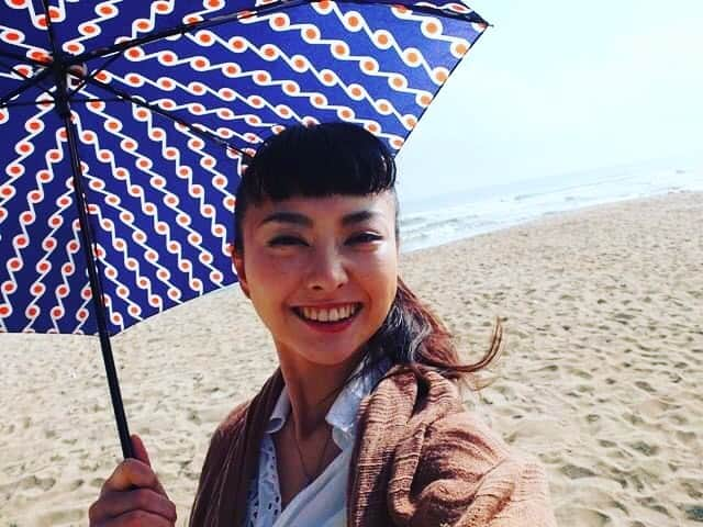 野村佑香さんのインスタグラム写真 - (野村佑香Instagram)「モンスーンを身体中で感じております🌬  2013年の年始に撮影に訪れたマレー半島。  私自身、あまりアジアを旅した経験が無かった中、初のぐるっとアジアした感想は『とっても楽‼️自分ってアジア人だったんだ』でした。  何が楽だったかというと、出会う人たちと距離感が似てる、ということ。目線でやりとりできる、空気で察し合う事ができる。そんな事が多かったのです。アジア人として初めて自分を意識しました。  あと、ご飯ね🍚  「ぐるっと」の撮影期間は短くて1ヶ月⛴ いつも食べてるものと違うものを1ヶ月も食べてると、体がちょっと重くなったりしていたのですが（2週間目に顔が丸くなってることに気付き、ヤバッとなって、後半の2週間で調整しようとしてた笑） アジア編だとそんな体調の変化は全くなくてビックリ‼️やはり、米を食べて育った日本人としては、米が主食な所が多いって体が嬉しいものなのだなぁ〜と実感しました✨  そんなこんなな⁉️マレー半島！  本日、出航しますよ〜⛵️  #bsプレミアム #4時半から #ぐるっと#ぐるっとシリーズ#マレー半島#モンスーン#季節風#小学校で習った#覚えてた#海のシルクロード#旅番組#再放送」10月21日 8時51分 - nomuyuu