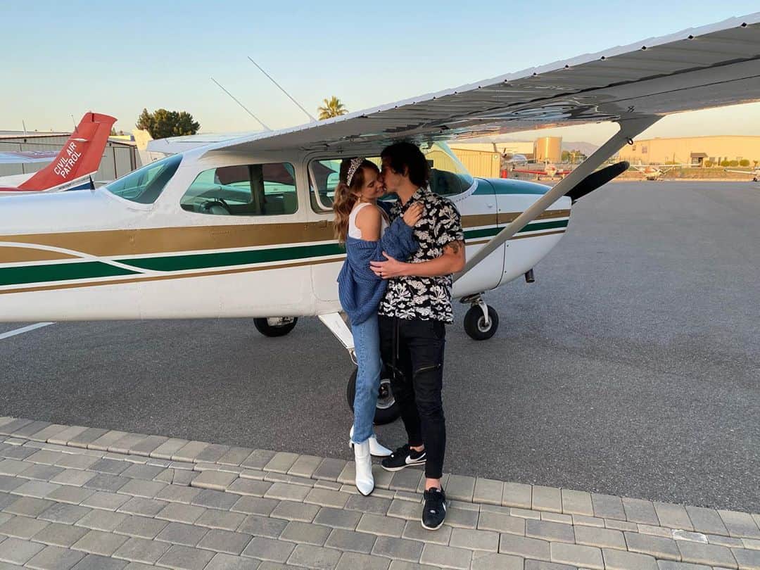 のインスタグラム：「wow just remembering when my husband took me up over the city for my birthday because he met someone nice at the dog park with a tiny plane — scroll for dreamy love story」