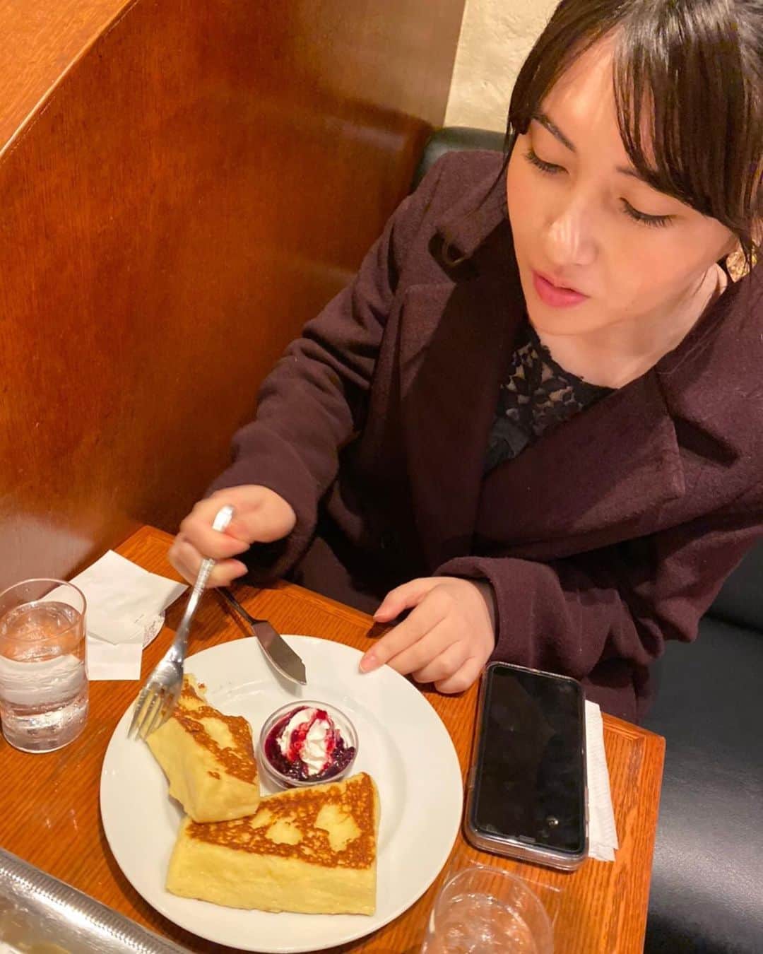 のインスタグラム：「おはようございます😊😊☀️ 冬服をだして 昨日洗濯して 干して 生乾きなう、、、生乾きの服って寒い笑  写真はだいすきな、トースト屋さん(Cafe ARIA)ここほんとに美味しいんです❤ここ行きたい〜〜〜甘い物食べたい。。🤤✨  よーーーーしっ😤 今日も頑張りましょう☀️☀️☀️  #写真 #甘い物 #トースト屋さん #最高に美味しいんです #近々行きたいな❤ #食テロ #カフェ #cafearia #instalike  #instagram #instafood  #instapic #instaphoto  #instagood #picture」