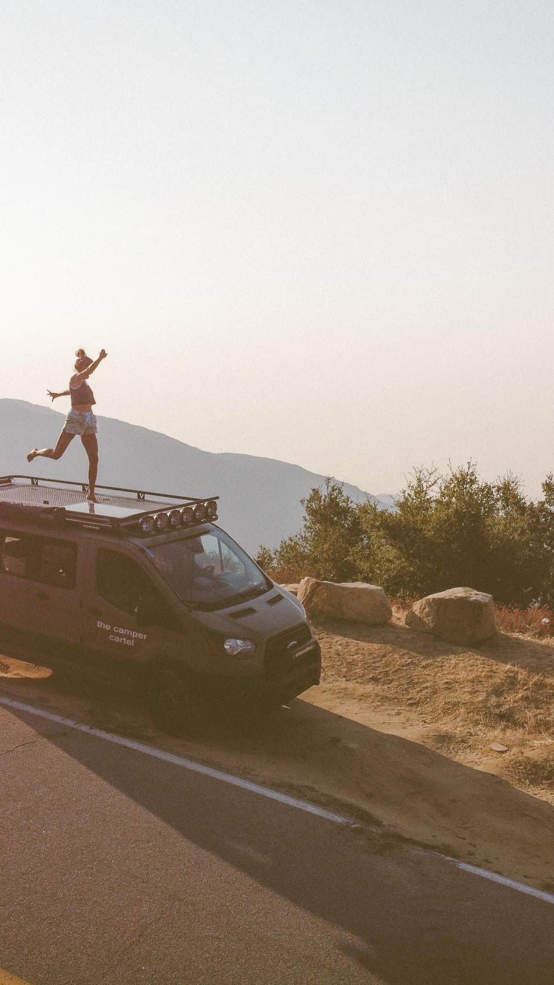 ケルシー・ロビンソンのインスタグラム：「During my last few days in California, Bri and I hopped in a @thecampercartel van & cruised up the coast in search of waves. ✌🏼  Trip details & photos on my website. And a huge s/o to my favorite @jordyn_poulter for creating this 💕」