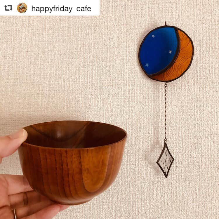 FABIAさんのインスタグラム写真 - (FABIAInstagram)「happyfriday_cafe さん　ご購入、ご紹介頂きありがとうございます。今後アイテム追加していきますのでこれからもよろしくお願いいたします。 #repost happyfriday_cafe 息子達のリュックとお碗を購入☆ . ノースモールさん　@northmall_com でデカトロンのリュックがなんと390円になっていたので😳息子2人にイロチ買いしましたー👯‍♂️ 長男君がブルー、次男君がグレイで、他にピンクやブラックもあったよ。 ウチの子供達はみんな私が手作りしたリュックを使ってるんだけど、小学校の遠足とかで長男君すごく濡らして帰ってくるんだよね😅 なので防水スプレーの使えそうなリュックを探していました。 このリュックは大人用なんだけど、シンプルな作りで小ぶりなんだよね。 だから小学生にも良いかなぁと思って😄 pic5は服のサイズで120の次男君なんだけど、届いてすぐに背負わせてみたらちょうど良さそうでした🤗 でも基本的には大人用だから、親子でお揃いとかも良いかもね😄 . それと、リュックのついでに私のお碗も買いました🥢 私のお碗、結婚した時に買ったものだからもう11年も使ってた❗️ だからもうかなりくたびれていたので、コッチも探してたんだよね。 そうしたら好みの感じのお碗発見❣️ さっそく使ってみたら、いつものお味噌汁美味しく感じました(笑) . ノースモールさんは今なら会員登録すると送料無料だそうですよ💁‍♀️ .  #ノースモールサイト #ノースモール#デカトロン#リュック #シンプルインテリア #インテリアショップ #暮らしの道具 #暮らしを楽しむ #丁寧な暮らし #上質な暮らし #雑貨 #インテリア雑貨 #生活雑貨 #お洒落雑貨 #北欧インテリア」10月21日 8時49分 - northmall_com