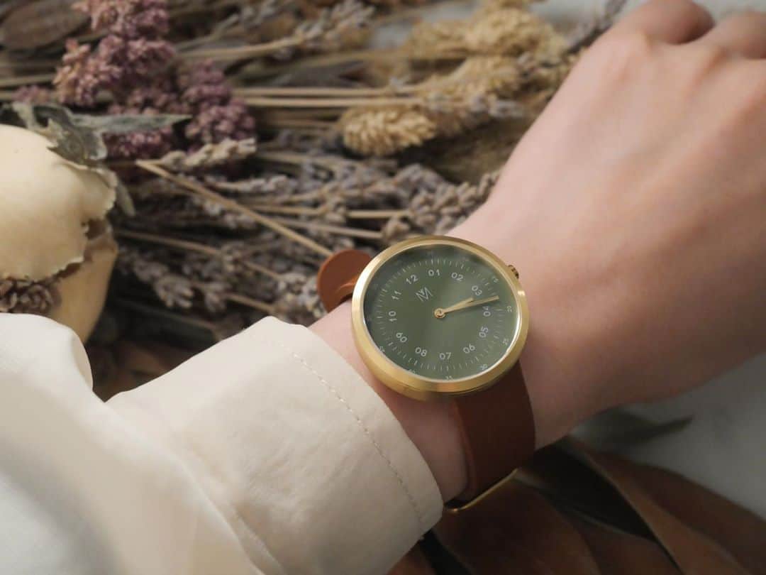 岩井七世さんのインスタグラム写真 - (岩井七世Instagram)「新しいカメラで新しい時計を撮ってみた。 モスグリーンって昔から好きだけど最近再燃。秋らしい色が服と馴染みやすくてかわいい。  #g100 #mavenwatches  #マベン #マベンウォッチズ #時計　#腕時計」10月21日 14時21分 - nanaseiwai