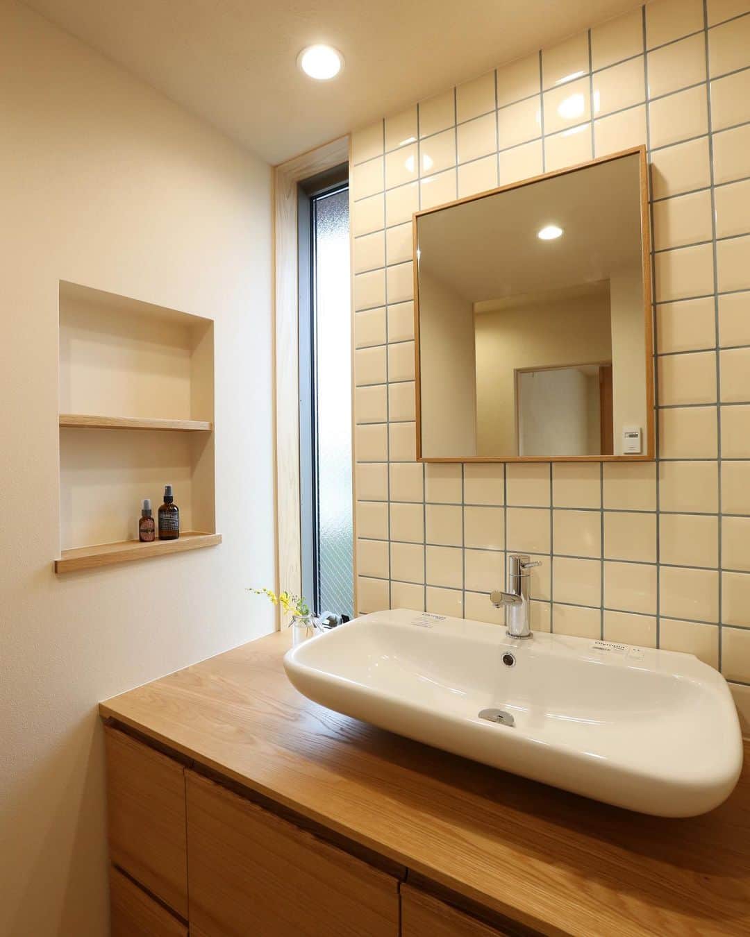 安成工務店さんのインスタグラム写真 - (安成工務店Instagram)「シンプルなタイルに水色の目地が映える洗面スペース。濡れやすいカウンターは、水が染み込みにくく、物を置いても傷が付きにくいオーク材を使用しました。朝の支度もお気に入りの空間で行うと楽しくなりそうですね。 ＊ ＊ more photos…@yasunari_komuten ＊ ＊ #安成工務店 #yasunari #工務店 #注文住宅 #住宅 #木の家 #木造 #一戸建て #新築 #マイホーム #省エネ住宅 #エネルギー自給 #自然素材 #OMソーラー #OMX#家 #無垢材 #山口県 #福岡県 #季節を楽しむ  #珪藻土 #セルロースファイバー断熱材 #輪掛乾燥材 #家造り #家づくり記録 #タイル #洗面ボウル #洗面スペース #目地 #丁寧な暮らし」10月21日 8時55分 - yasunari_komuten