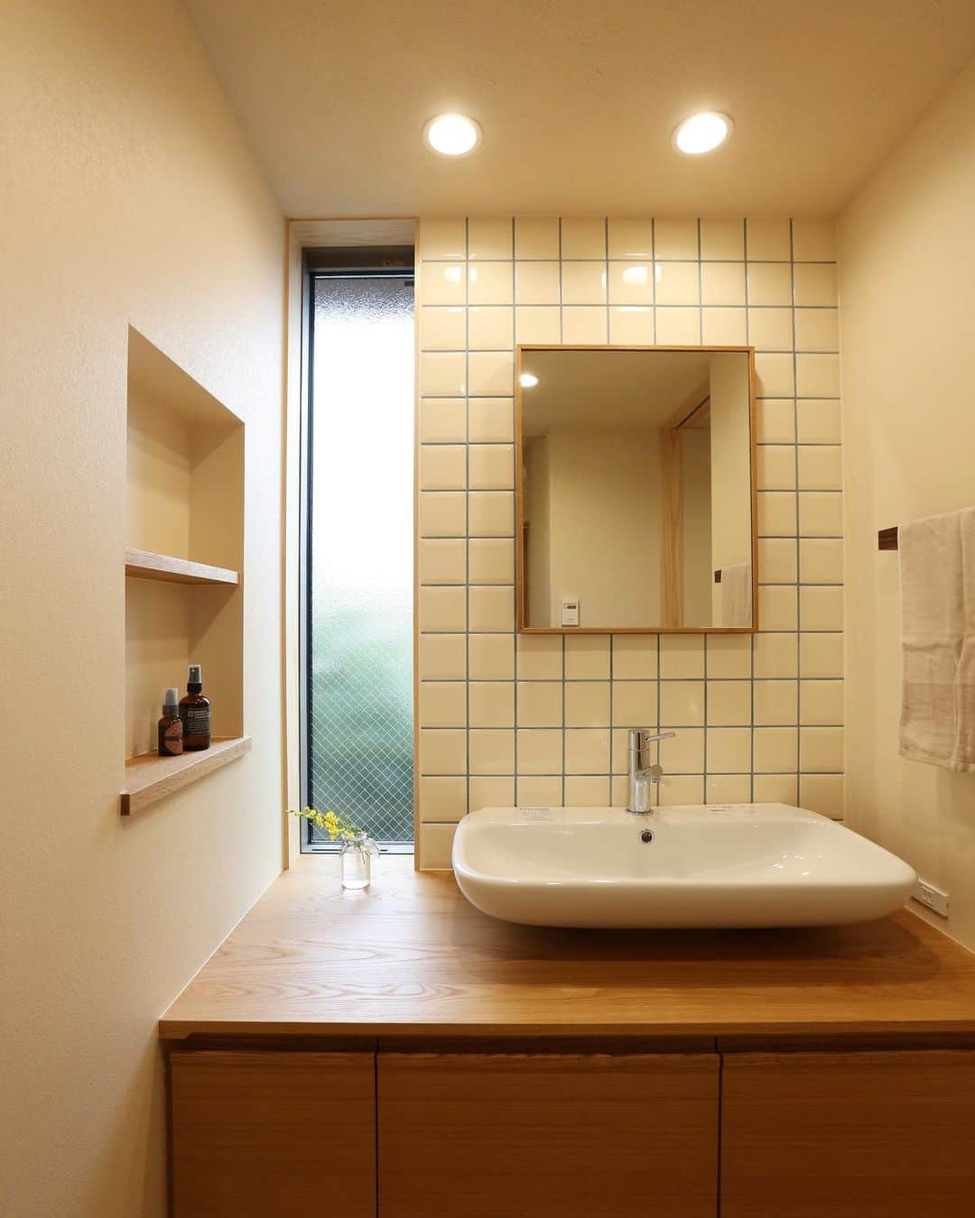 安成工務店さんのインスタグラム写真 - (安成工務店Instagram)「シンプルなタイルに水色の目地が映える洗面スペース。濡れやすいカウンターは、水が染み込みにくく、物を置いても傷が付きにくいオーク材を使用しました。朝の支度もお気に入りの空間で行うと楽しくなりそうですね。 ＊ ＊ more photos…@yasunari_komuten ＊ ＊ #安成工務店 #yasunari #工務店 #注文住宅 #住宅 #木の家 #木造 #一戸建て #新築 #マイホーム #省エネ住宅 #エネルギー自給 #自然素材 #OMソーラー #OMX#家 #無垢材 #山口県 #福岡県 #季節を楽しむ  #珪藻土 #セルロースファイバー断熱材 #輪掛乾燥材 #家造り #家づくり記録 #タイル #洗面ボウル #洗面スペース #目地 #丁寧な暮らし」10月21日 8時55分 - yasunari_komuten
