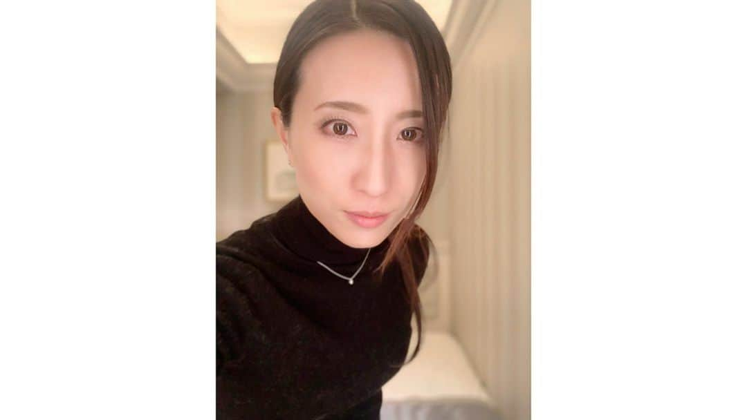 朝風れいさんのインスタグラム写真 - (朝風れいInstagram)「おととい、月曜日の一泊で、我が心の故郷〝宝塚〟へ行って参りました🍀 ・ ・ ストーリーでも載せたけど、新しい宝塚ホテルにお泊まり*ˊᵕˋ*  前もクラシカルで素敵だった（けど、怖かった😭あれはヤバかった😭）けど、新しいホテルは本当に綺麗✨ なんか、ディズニーランドホテルみたいだったー🤤 ・ ・ 敷地が狭くなったせいか、前ほどの広さはないけど、なんか、無駄がない感じで、それはそれで🙆‍♂️ ・ ・ お部屋はシングルもあるので、一人でも気軽に泊まれる🌱 狭いけど、何せ綺麗だから居心地いいし、鏡が楽屋のお化粧前並のライトで、ホテルの部屋の照明って暗いイメージだけど、めちゃくちゃ良かった！！ お風呂とトイレ別なのも嬉しい点🛁 ・ ・ 昼間にホテルの外観撮れなかったが、ちょっと心残りです😅💦 ・ ・ ⑧枚目…ホテル2階に飾られてるんだけど、エリザベートの衣裳なのに、確実に男役のマネキンが着ているのが、ツボだった😂 ・ ・ #宝塚 #旅行 #gotoトラベル #使ってみた 🥺 #宝塚大劇場 #宝塚大橋 #宝塚大橋から見える大劇場 #新築 #宝塚ホテル　#宿泊レポ #エリザベート 君　#笑」10月21日 9時01分 - rei.wd