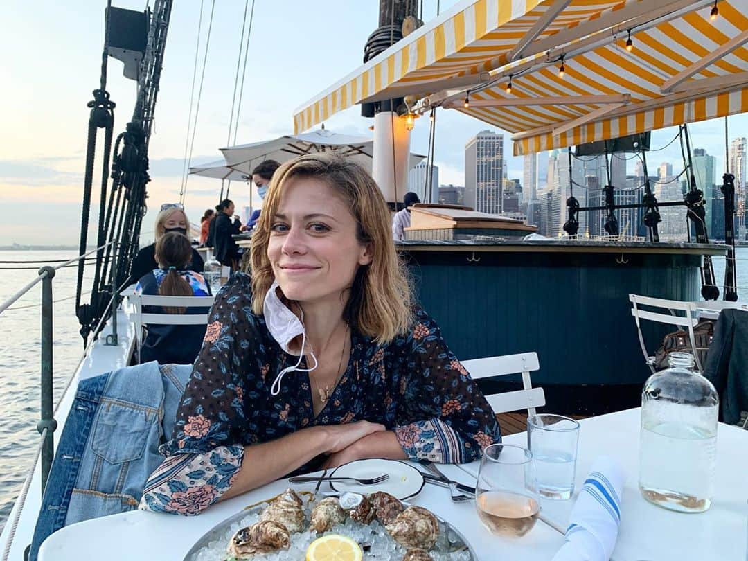 クレア・コフィーのインスタグラム：「Here to report that yes, even in these uncertain times, you can still get cocktails on a boat. Brooklyn forever.」
