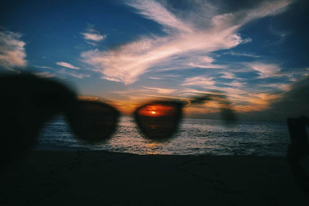 Amanda Kutakaさんのインスタグラム写真 - (Amanda KutakaInstagram)「sun down tales via the west side, pre-covid.   taking in every sunset one day at a time. stopping to take a breath, to focus on the present. you are my peoples if you stop to enjoy the sunset too...」10月21日 8時59分 - lovekimiko