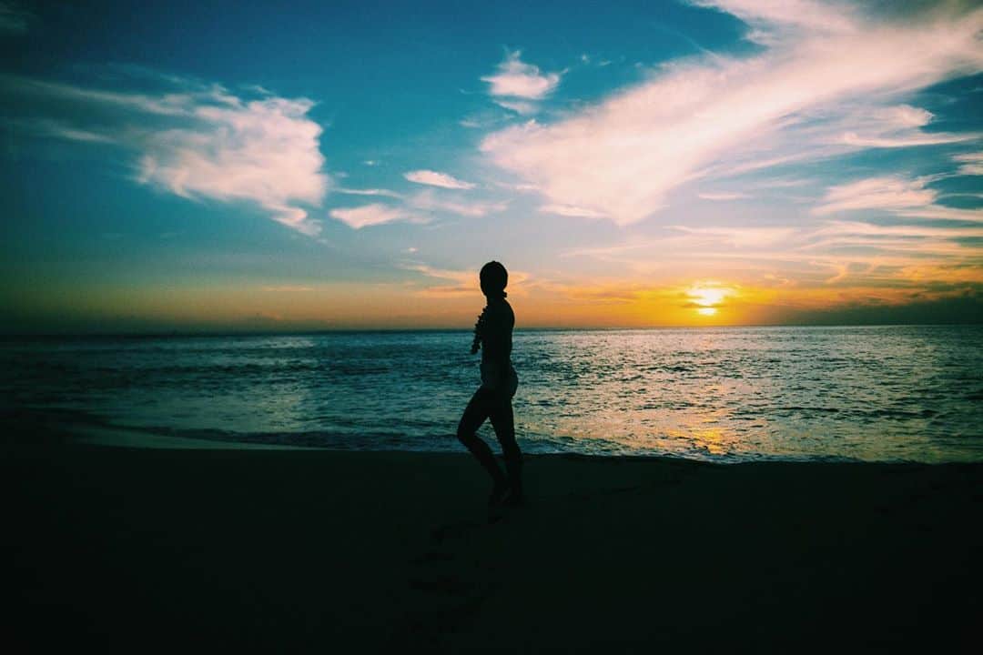 Amanda Kutakaのインスタグラム：「sun down tales via the west side, pre-covid.   taking in every sunset one day at a time. stopping to take a breath, to focus on the present. you are my peoples if you stop to enjoy the sunset too...」