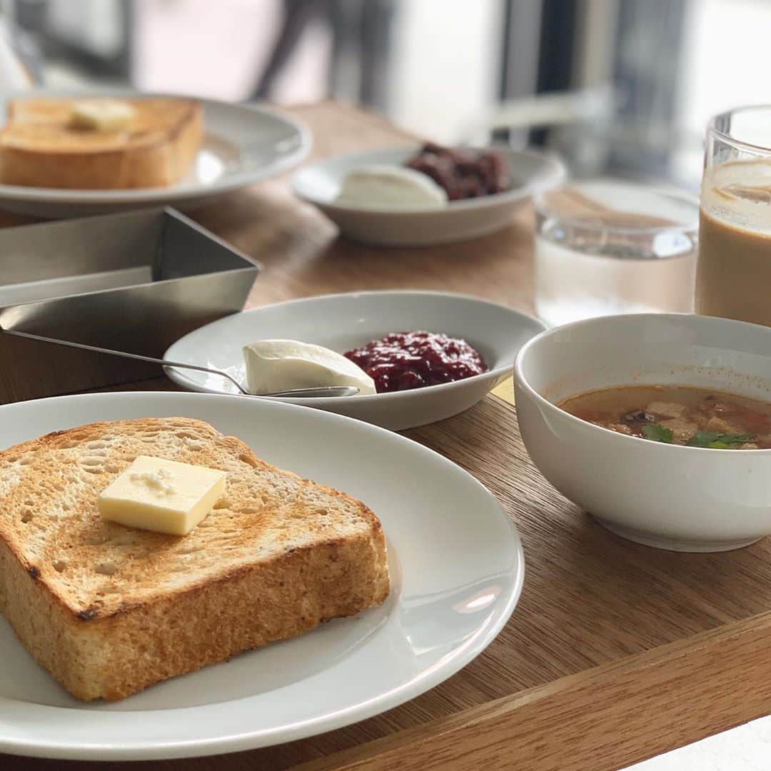 mina hinokuchiのインスタグラム：「. @ogawacoffee_laboratory 最近桜新町にオープンしたお店 . アイスラテ+ 厚切りのトーストを季節のジャムやあんこと一緒に◎ ラテもトーストも凄く美味しかった！ 店内も広くてゆっくりできます♪♪ . . #ogawacoffeelaboratory #桜新町カフェ　#coffee #breakfast」