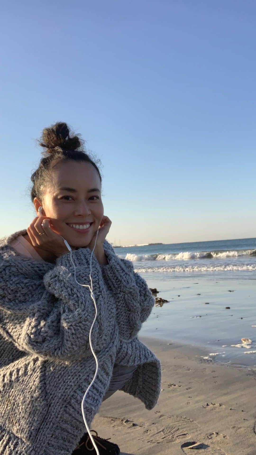 渋木さやかのインスタグラム：「⠀ あさの瞑想や呼吸法、 めっちゃ気持ちいいです。 本日はアヌローマヴィローマ片鼻呼吸法付き。 ⠀ 0:00-12:00 ビーチwalking 👣 12:10- 呼吸法と瞑想🧘🏻‍♀️  前から分かってたことだけど、みんなも知ってることだけど、朝のお散歩は最高です。鼻先から入る🍂秋の空気は新鮮で、吸うたびに自分のスペースが広がっていき、吐くたびに自分の中心に戻ります。 ⠀ 水ようと土ように海や自然が好きなひとにお届けしてます。 鎌倉の海の波はありませんが、 皆さん、素敵な1日をお過ごし下さい🤍 (私のウェット2ミリしかない…セミドライ欲しい🏄‍♀️)  ⠀ Hand Knit : @glassysea_official」